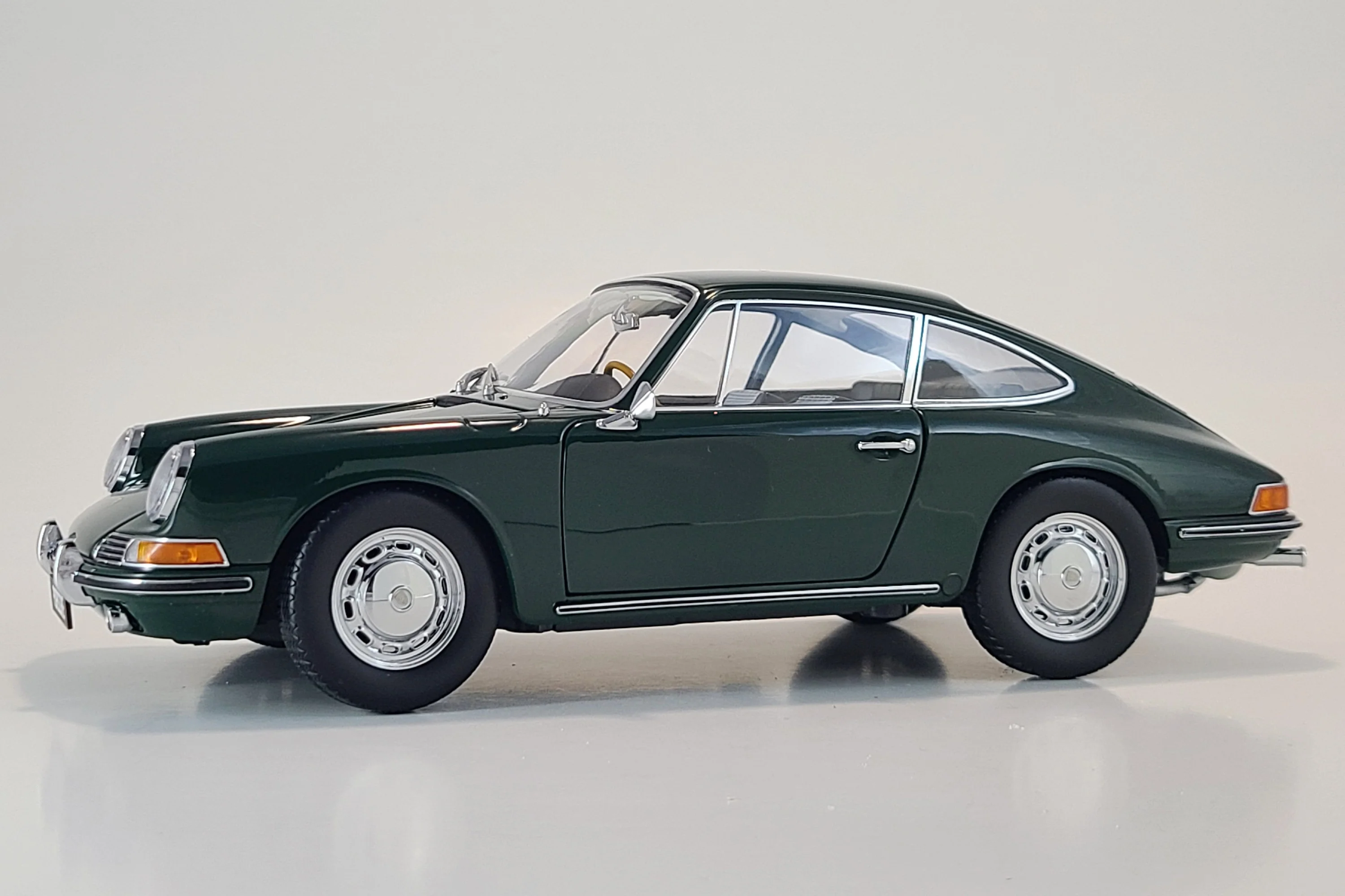 Porsche 911 (1964) - 1:18 Scale Diecast Model Car by Kyosho - Mearch