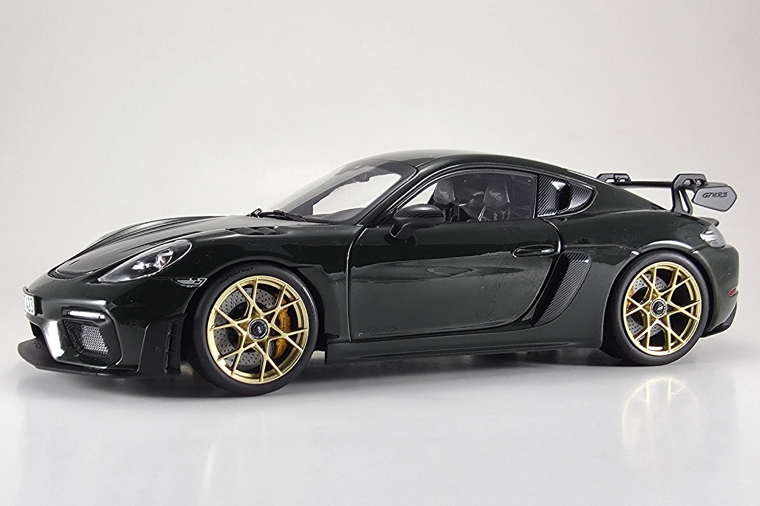 Porsche 718 Cayman GT4 RS (2023) - 1:18 Scale Diecast Model Car by Norev - Mearch