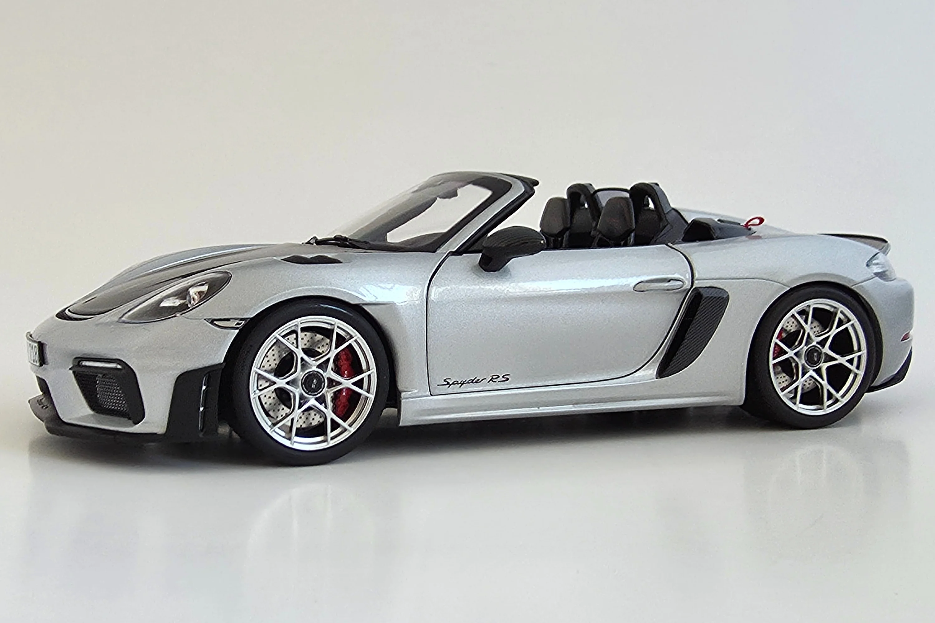 Porsche 718 Spyder RS (2023) - 1:18 Scale Diecast Model Car by Norev - Mearch