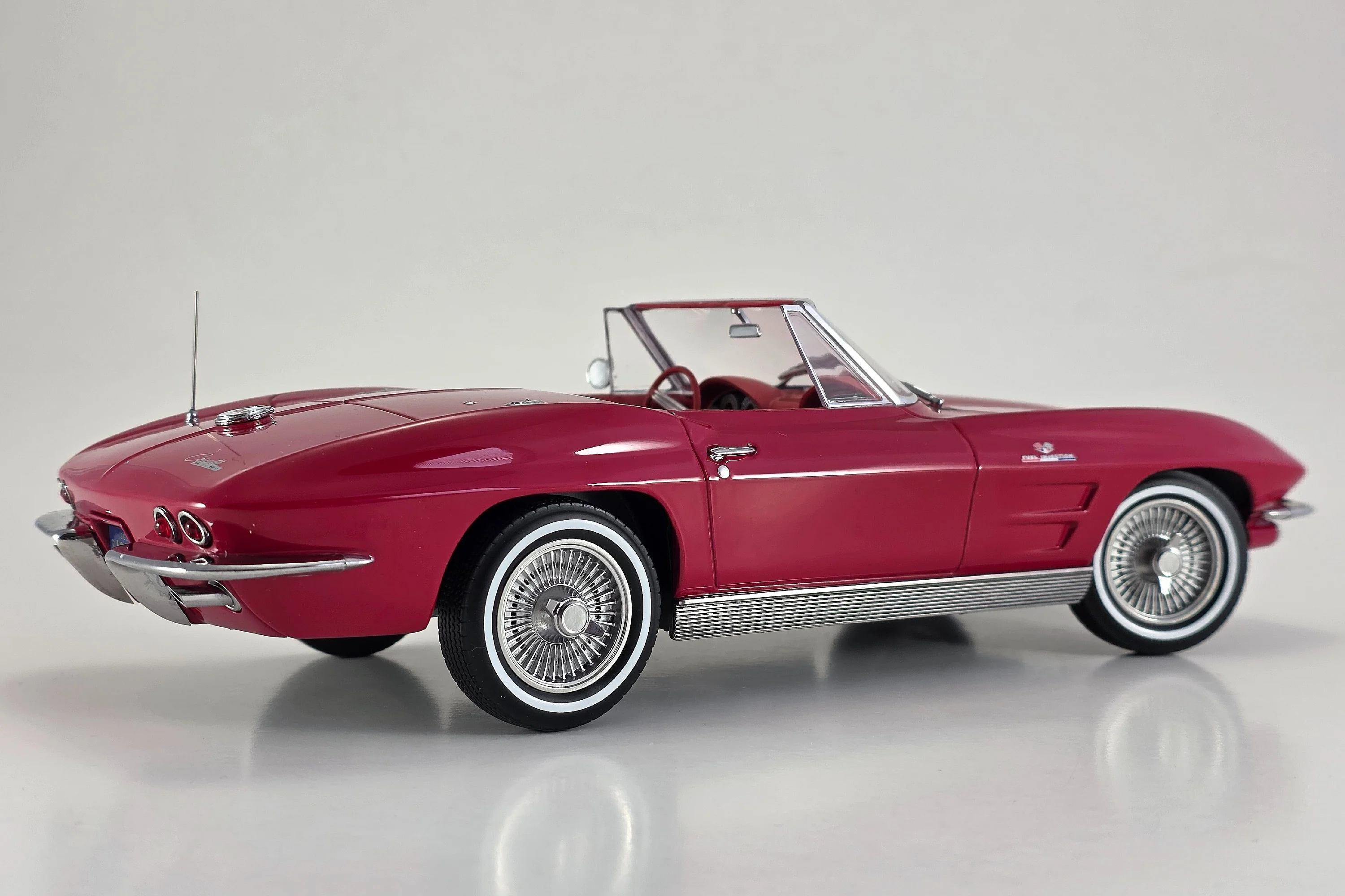 Chevrolet Corvette Stingray Roadster (1963) - 1:18 Scale Diecast Model Car by Norev - Mearch