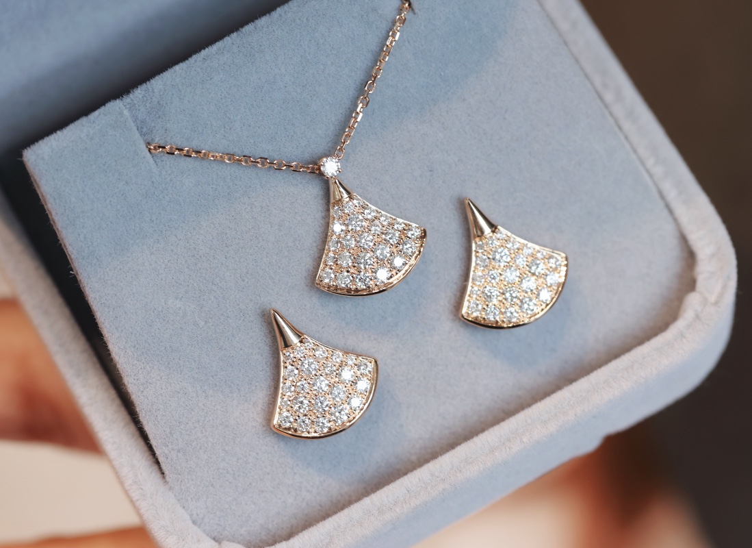 Bvlgari Divas' Dream Pave Diamonds 18k Rose Gold Stud Earrings and Divas’Dream 18ct rose-gold and 0.47ct brilliant-cut diamond necklace - LuxuryEva
