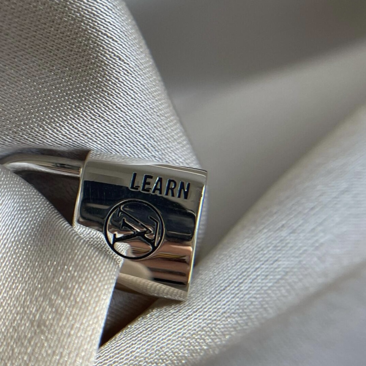 LV Silver Lockit Pendant, Sterling Silver Black Laquered Q03273 - LuxuryEva