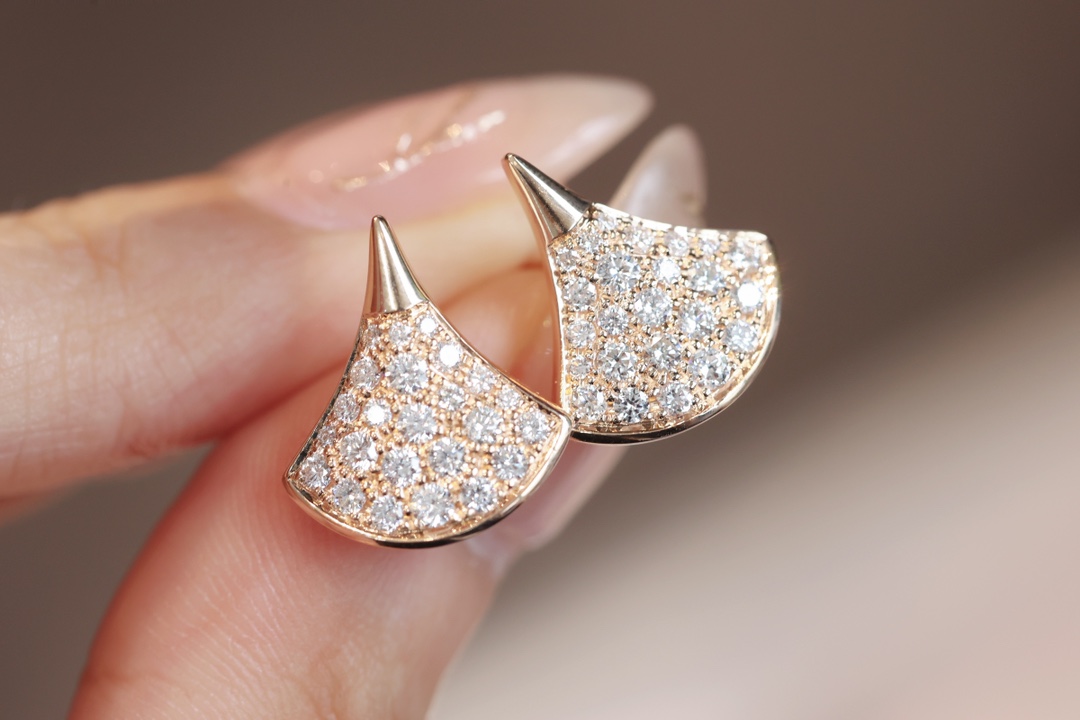 Bvlgari Divas' Dream Pave Diamonds 18k Rose Gold Stud Earrings and Divas’Dream 18ct rose-gold and 0.47ct brilliant-cut diamond necklace - LuxuryEva