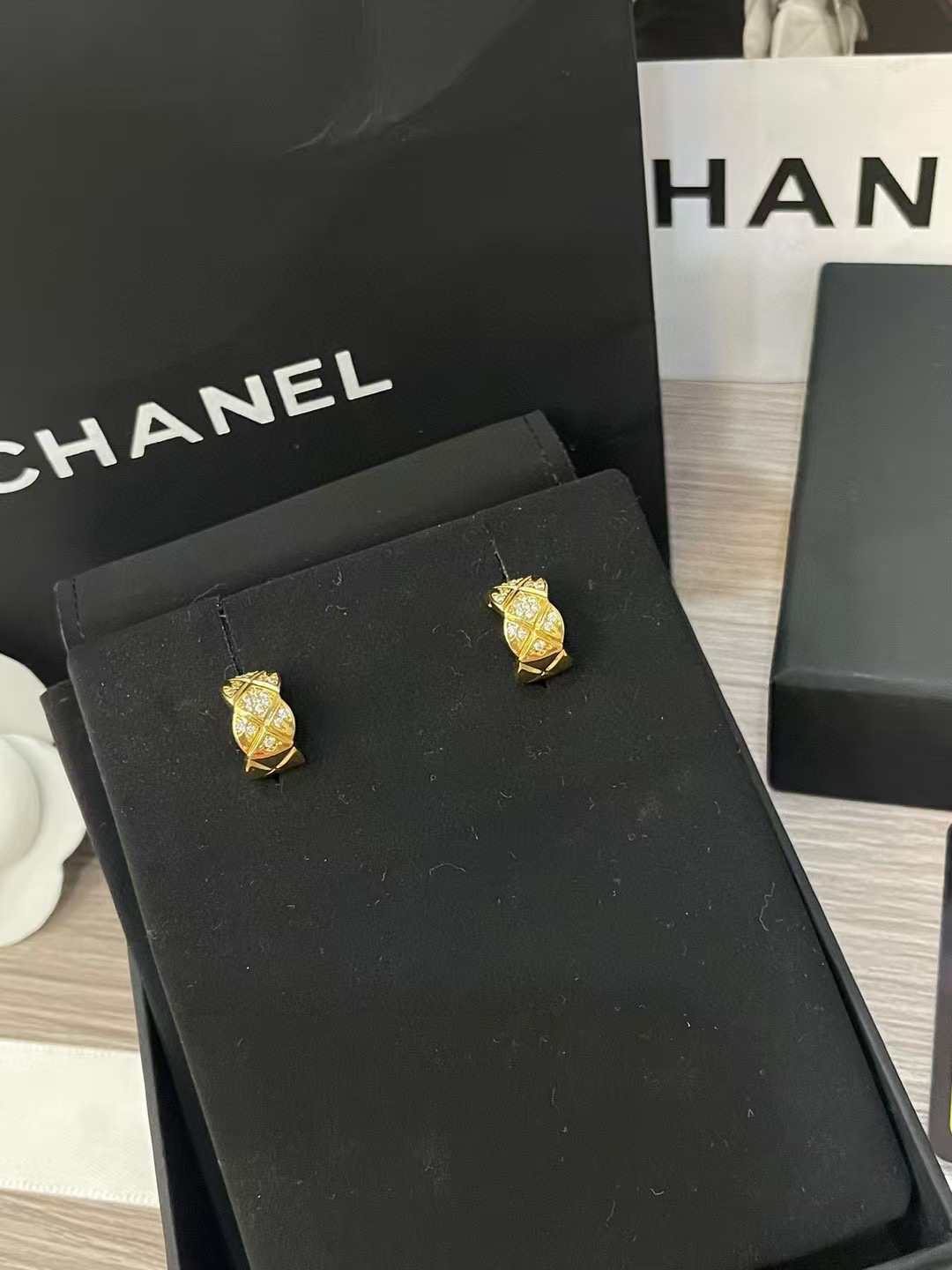CHANEL quilted pattern earrings - LuxuryEva