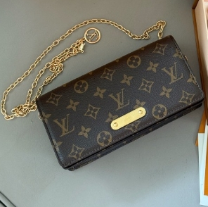 LV M82509 Wallet On Chain Lily - LuxuryEva