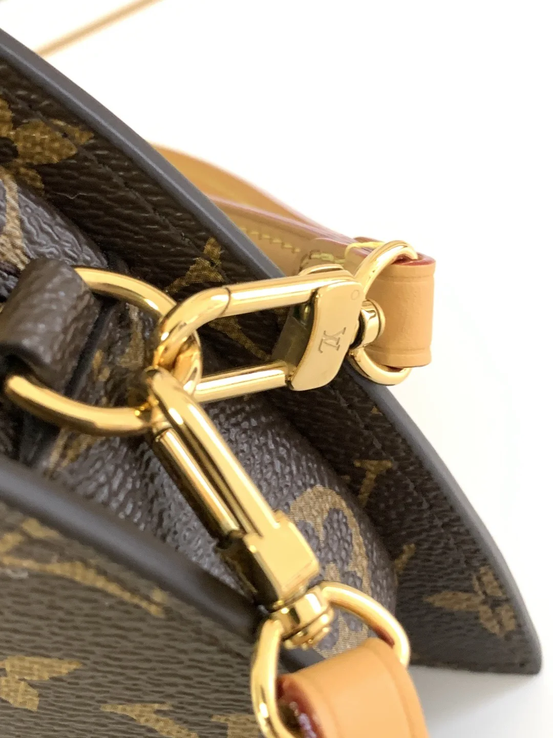 Louis Vuitton Fan Bag - LuxuryEva